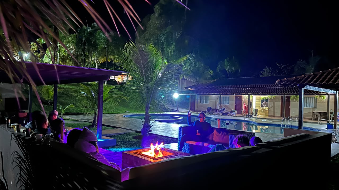 Convivência ao redor da lareira junto à piscina